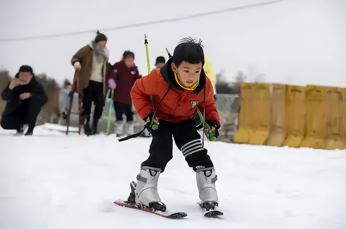 气温逐步降低冬季羽绒服迎来热销,寒潮带热暖经济极寒羽绒服热销