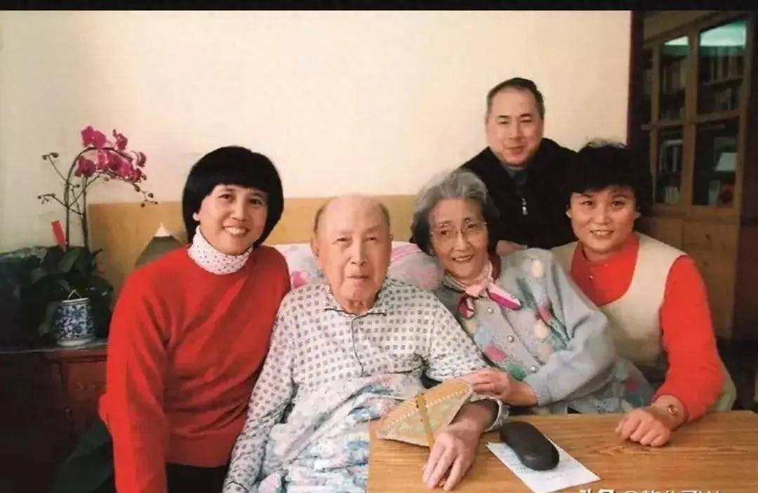 女子身穿日本侵华军装照片,女子穿侵华日军服装摆拍新闻视频