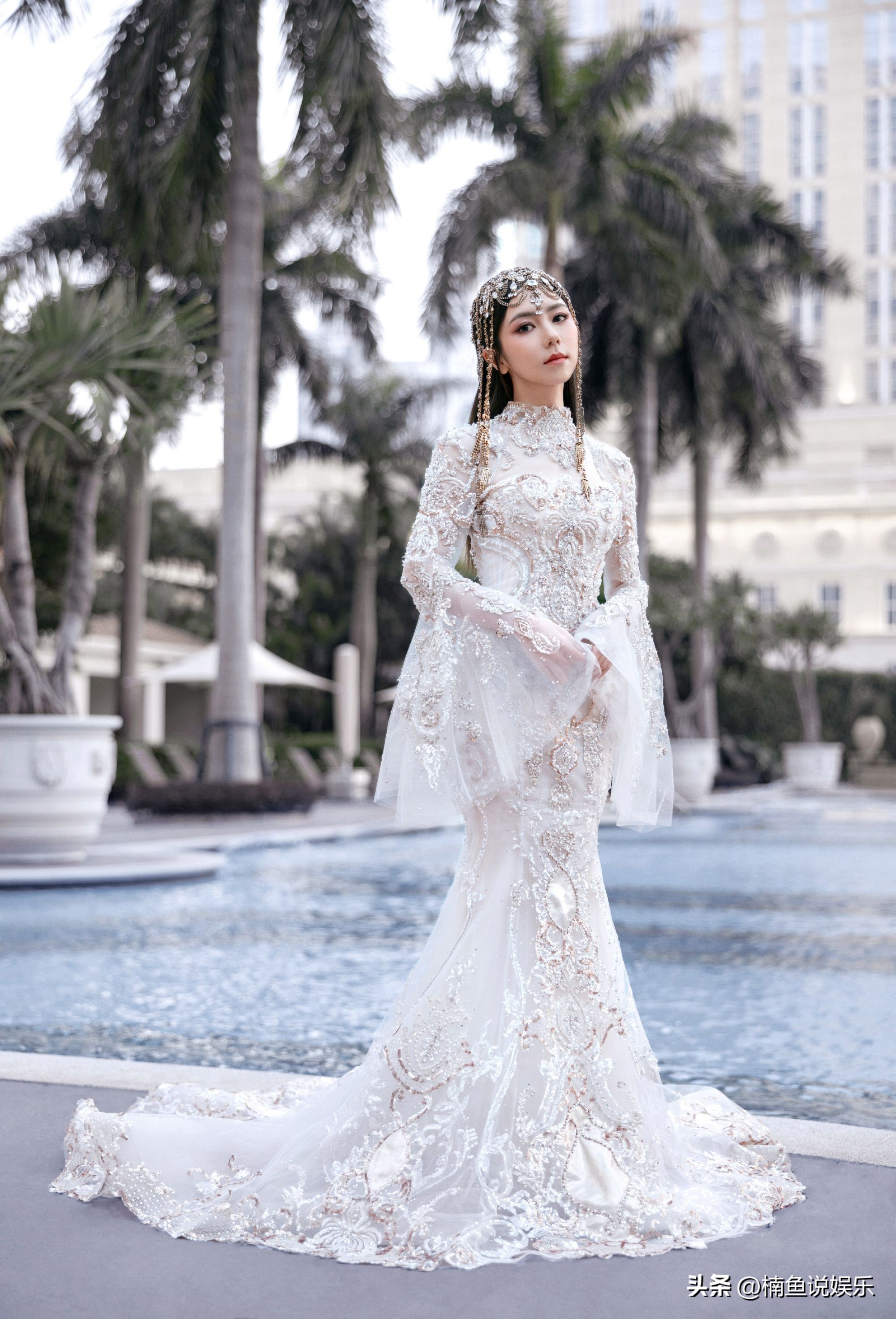 邓紫棋现身机场穿着睡袍好帅气,邓紫棋异域风格造型