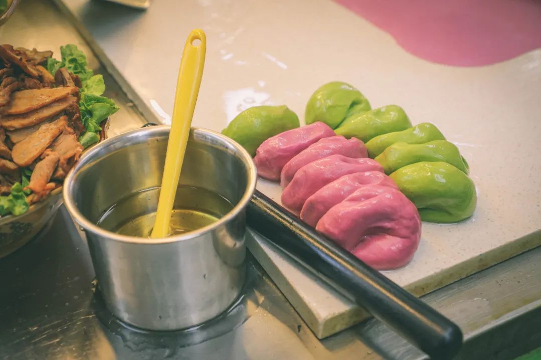 武汉90后小伙变身卖煎饼，夜市摆摊2年买房开奔驰