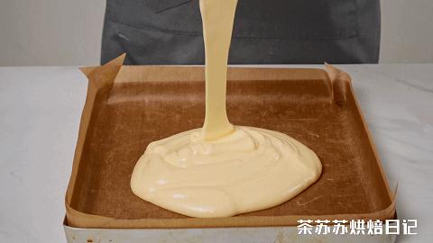 吃蛋糕卷别去外面买！自己做的料更足，香到舔手指