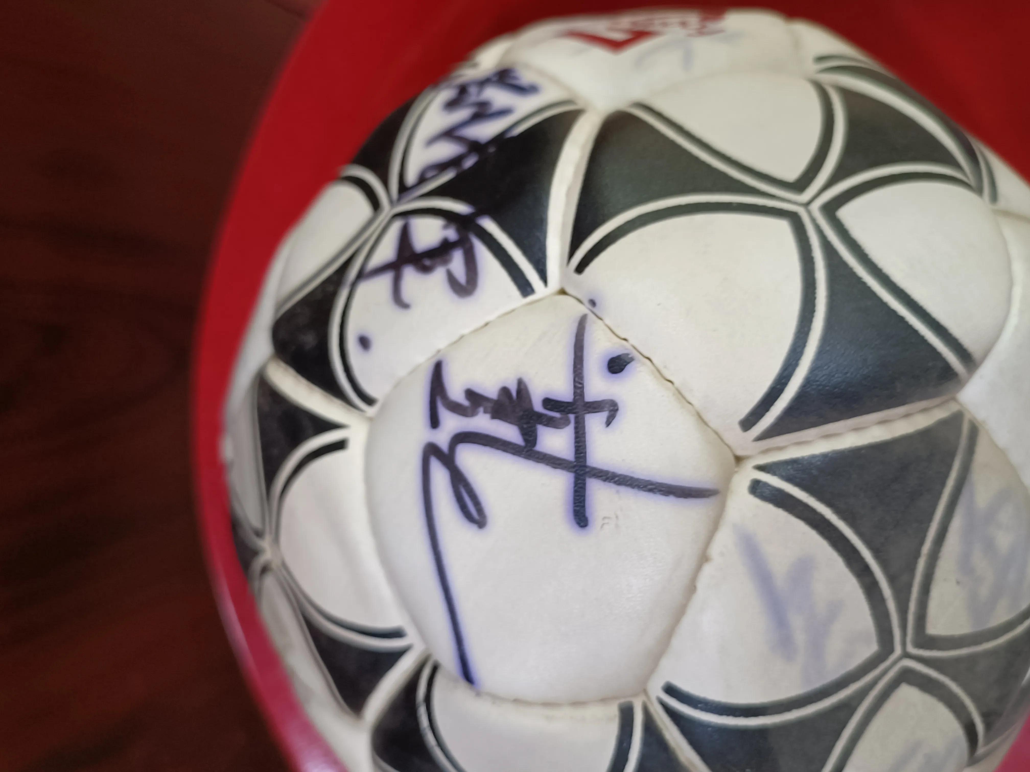 足球的签名,足球队亲笔签名球衣