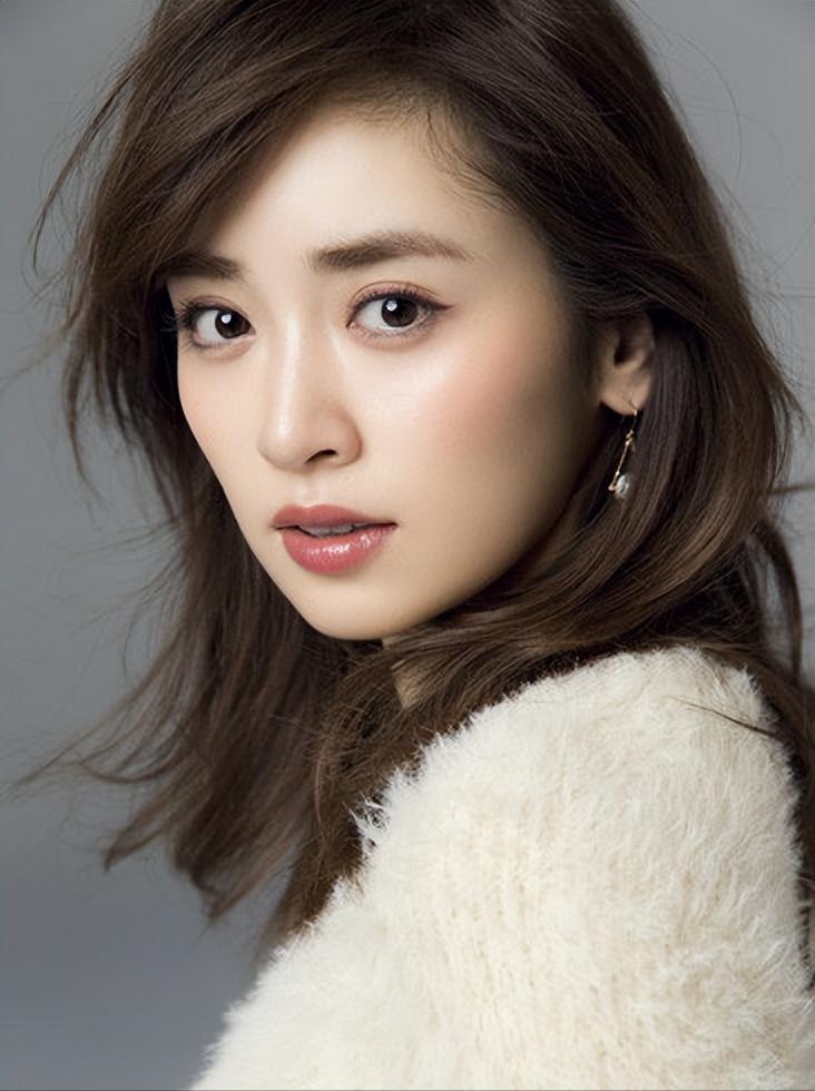 日本足球队太太团看世界杯,世界杯足球太太团十大女神