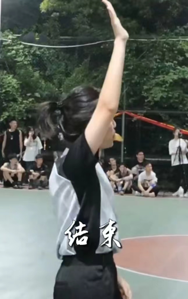 高校女生担任篮球赛裁判员,杭州高校篮球女裁判霸气视频