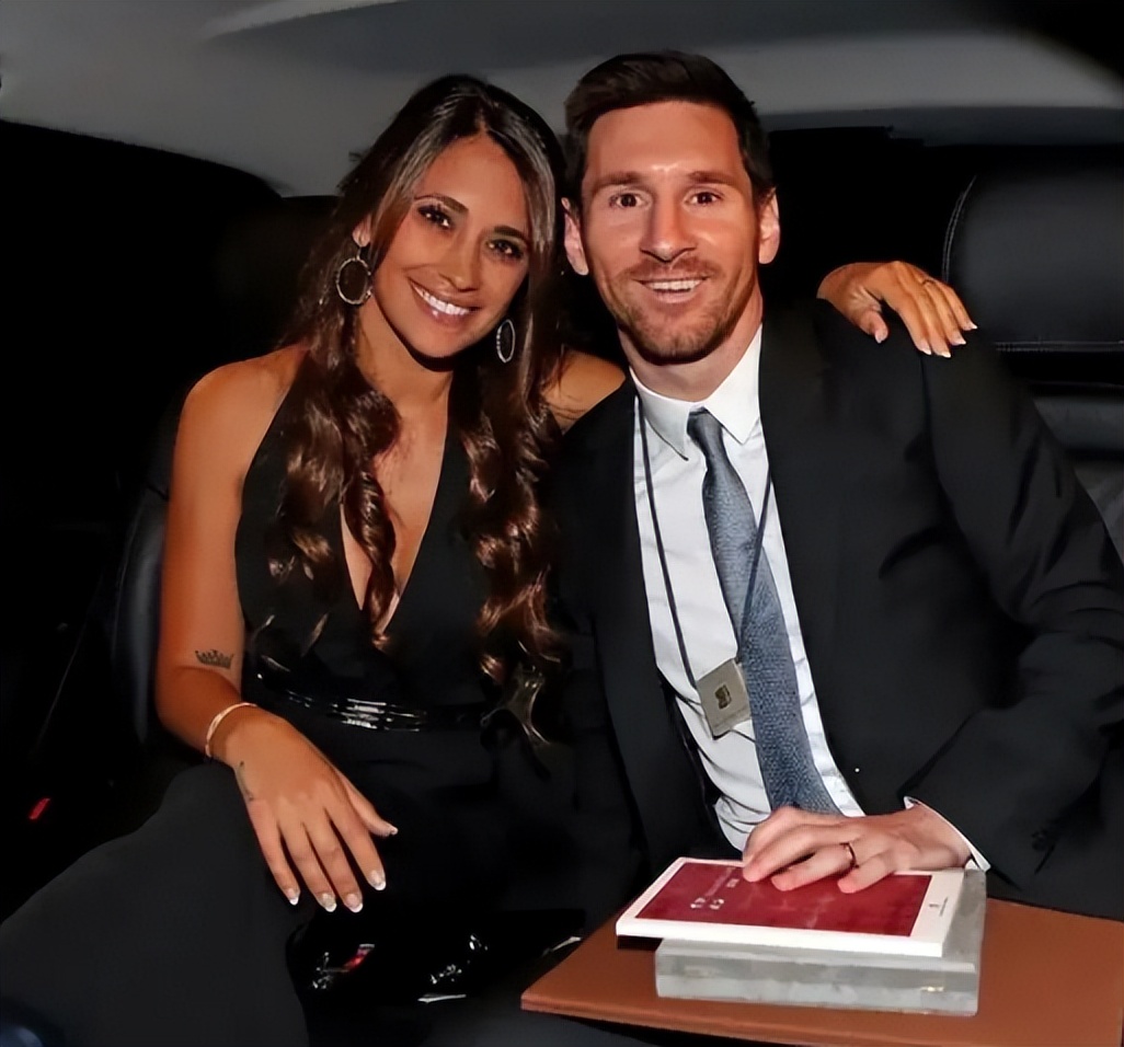 梅西携妻子看台大巴黎,梅西携妻子