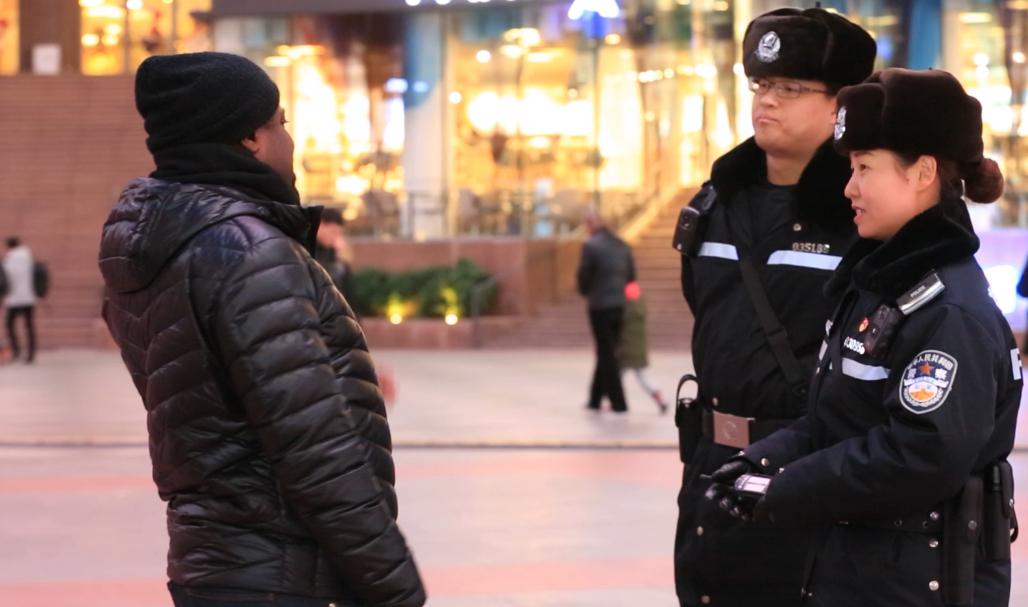 3名老外街头*戏调**中国女孩，公然挑衅警察，最终惨遭东北小伙围殴