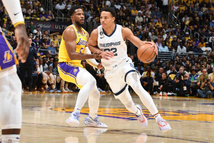 众人评价詹姆斯关键绝平2分,詹姆斯绝平三分踩线引争议