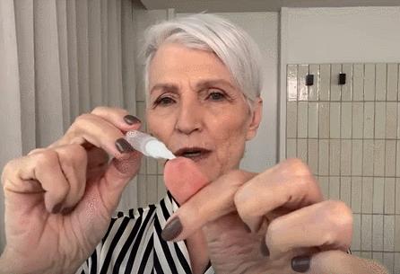 74岁马斯克妈妈来中国,穿国货超惊艳!为什么她越老越飒?