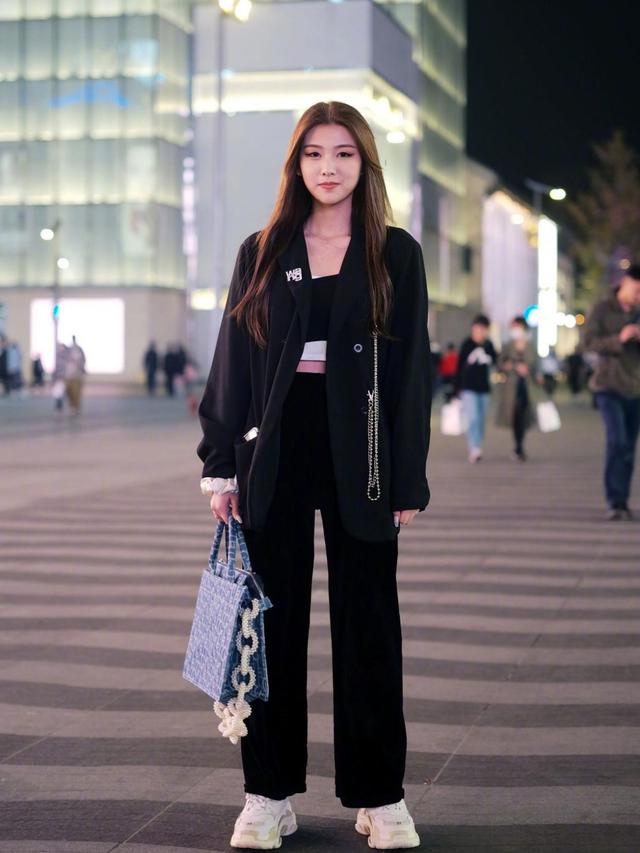 穿来穿去还是板鞋舒服,穿来穿去还是黑裤子最百搭