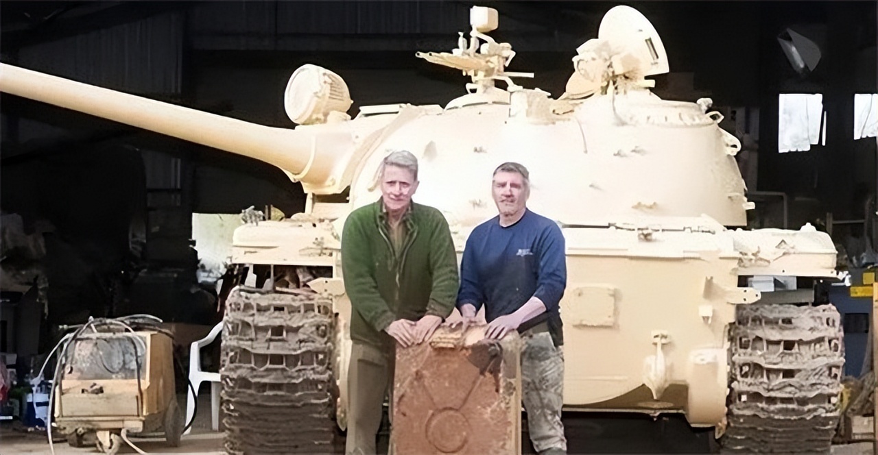 外国小伙买坦克在油箱里发现金条,英国男子买坦克发现金条