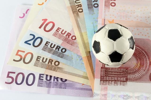 一夜暴富输掉200万,90后干部沉迷赌球输掉2000万