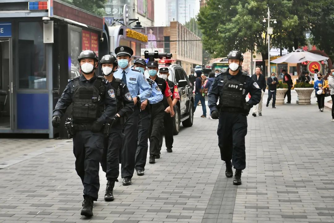 公安春节我在岗坚守岗位保平安,忠诚履职勇担当冒雨执勤保畅通