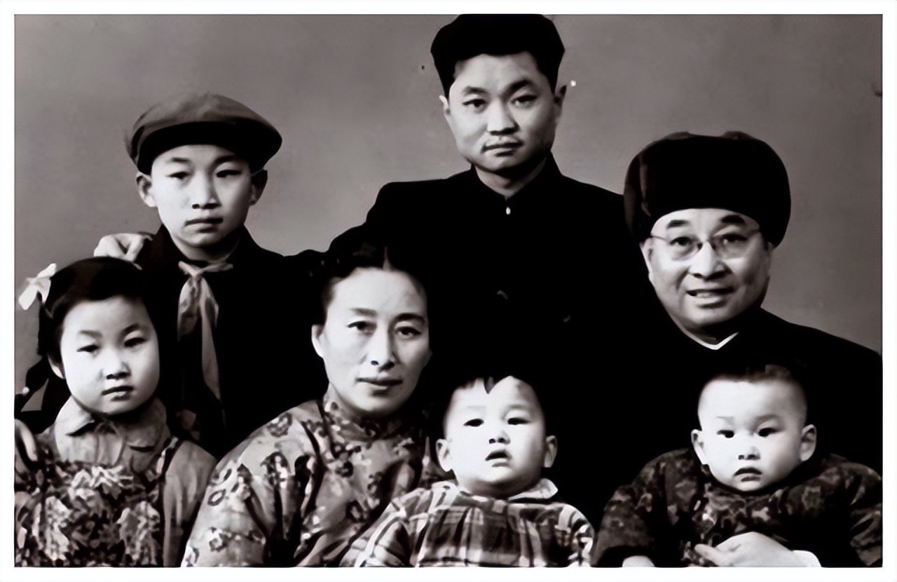 闄堣祿澶у皢瑙佸倕娑槸鍝泦,闄堣祿澶у皢鍌呮动鐢佃鐗囨