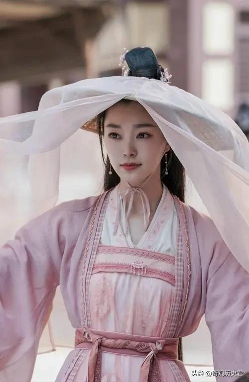 白敬亭宋轶扫楼拍照换玩偶,白敬亭穿外套抱宋轶