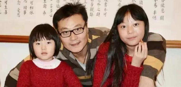 他9块钱娶了老婆住9平米的地下室7年,成名后也坚决不*妻换**