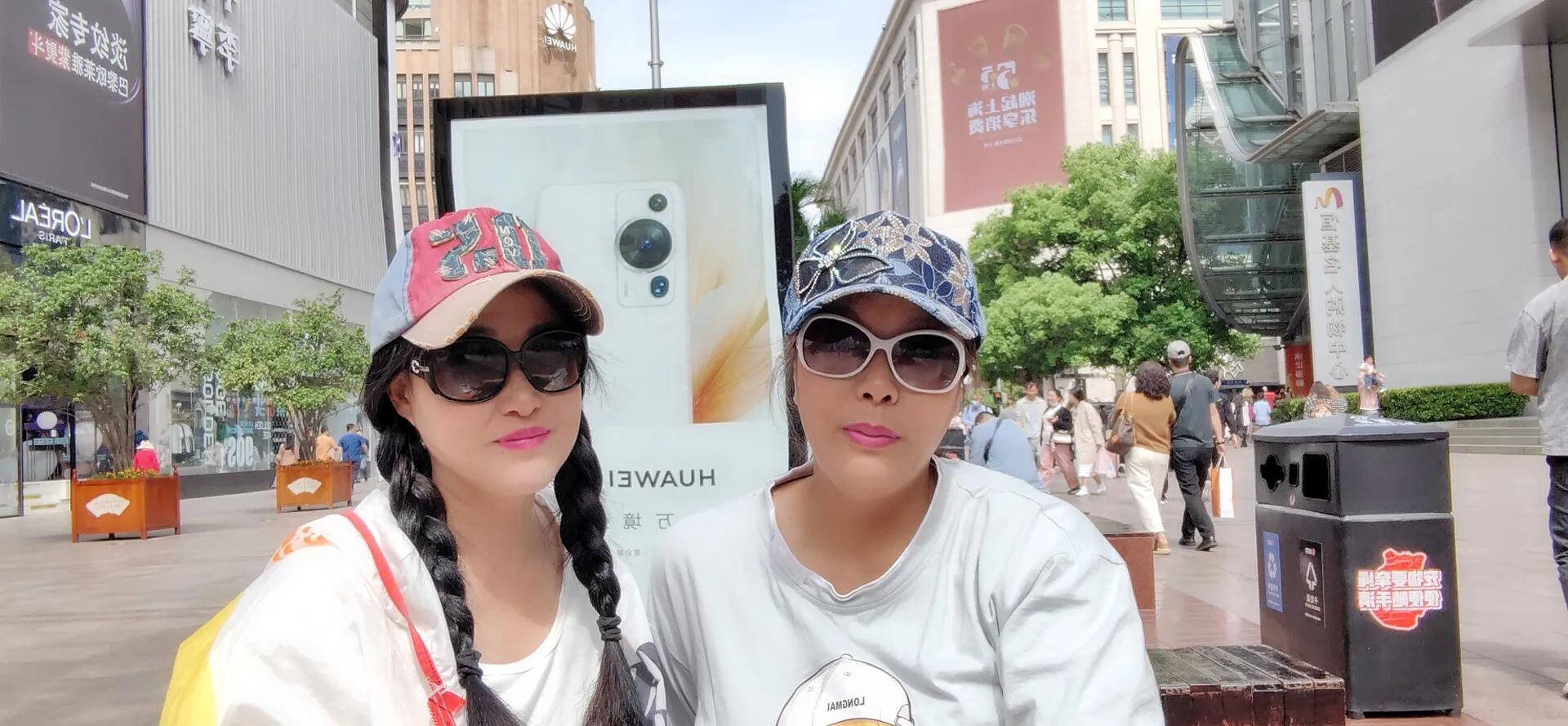 买了个寂寞，魔都衣服好贵啊，俩个中年少女的一天