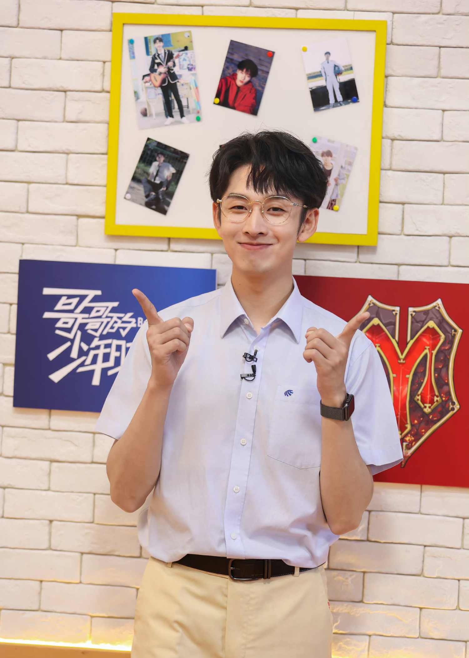 芒果电商晚会：6人主持团抢眼，4小花同台比美，何炅接班人被替代