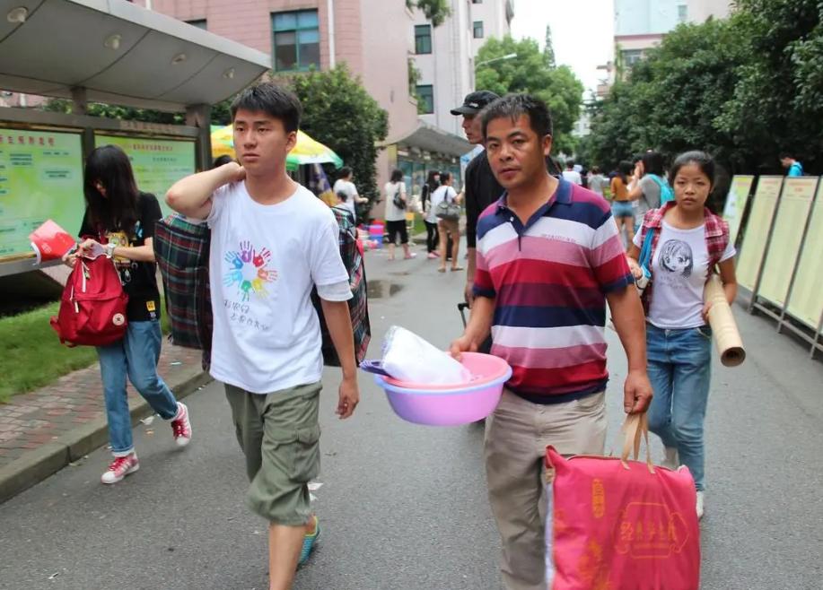 供孩子读大学所有费用压力山大,供孩子读大学的费用多少