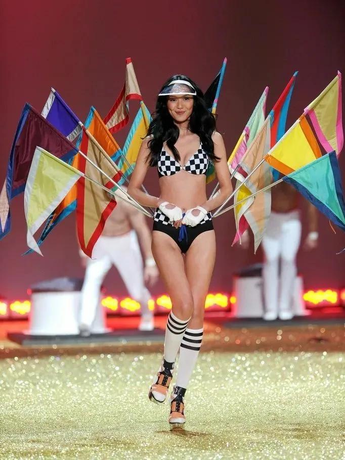 回看维密秀幺蛾子乱飞，蜘蛛精、奇怪中国风，超模也救不了的时尚