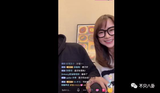 好甜，她嫁给自己的漫画主人公啦