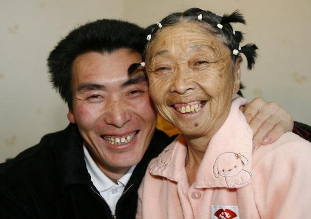 26岁小伙娶58岁阿姨18年后离婚,28岁小伙娶了42岁大姐