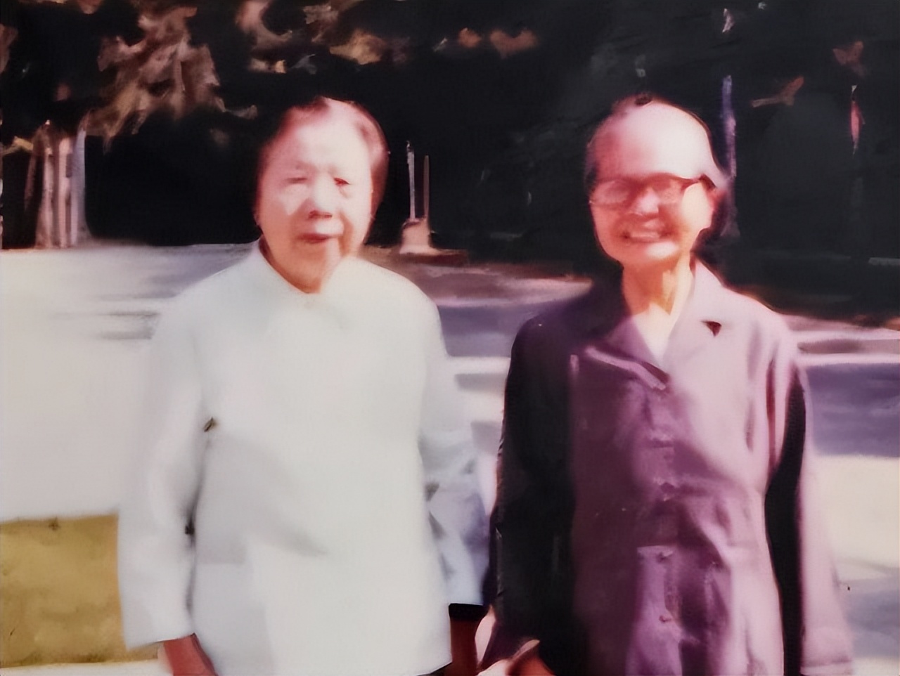 与周总理假扮“革命夫妻”，1976年得知总理去世，她哭晕在大堂