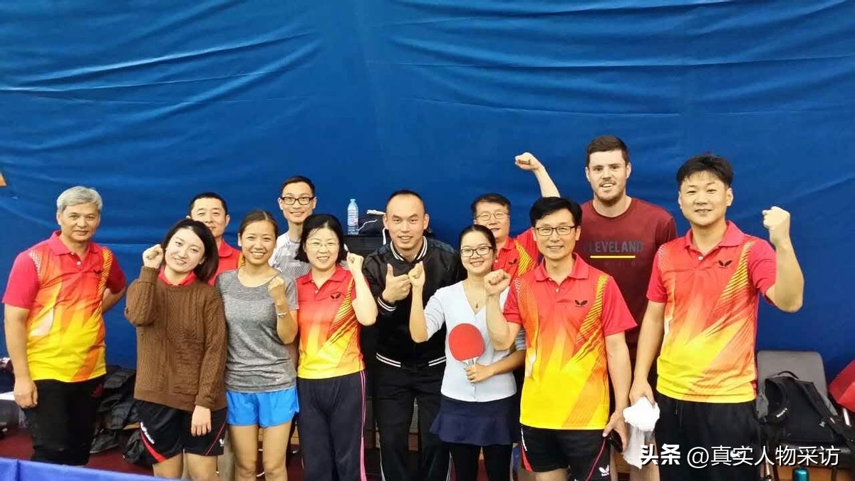 英国小伙来中国8年回自己国家,英国小伙来中国旅游原视频