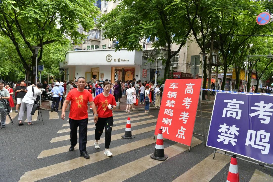 加油吧青年直击高考现场,加油吧少年高考首日现场直击