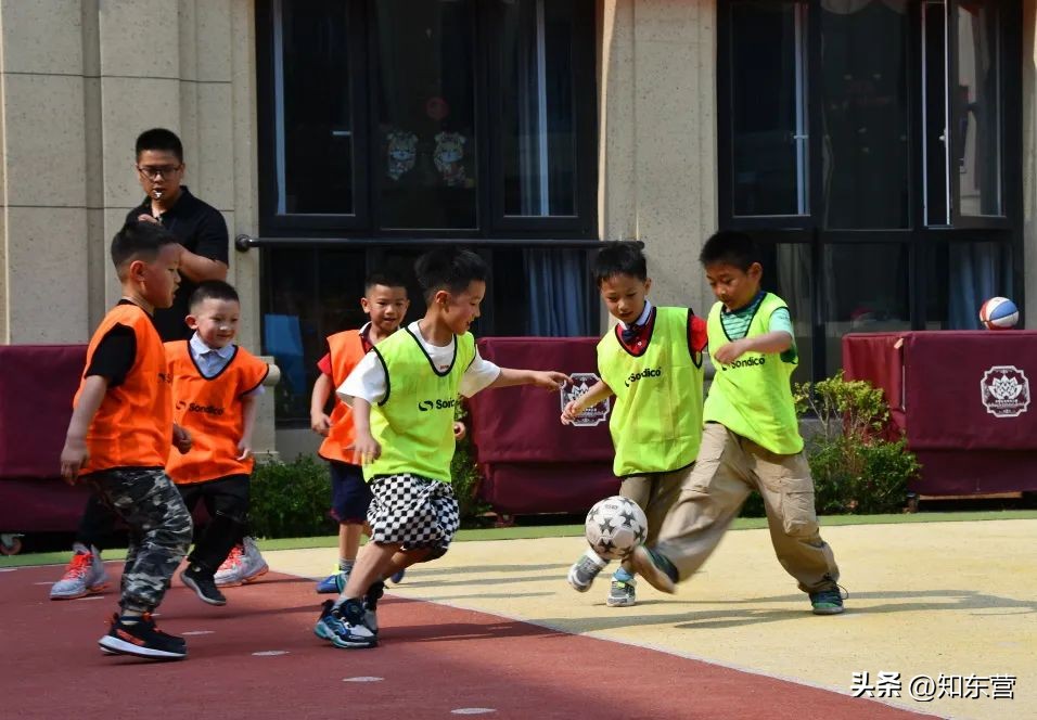 最美幼师和可爱的小朋友们,最美幼教男老师台下领舞