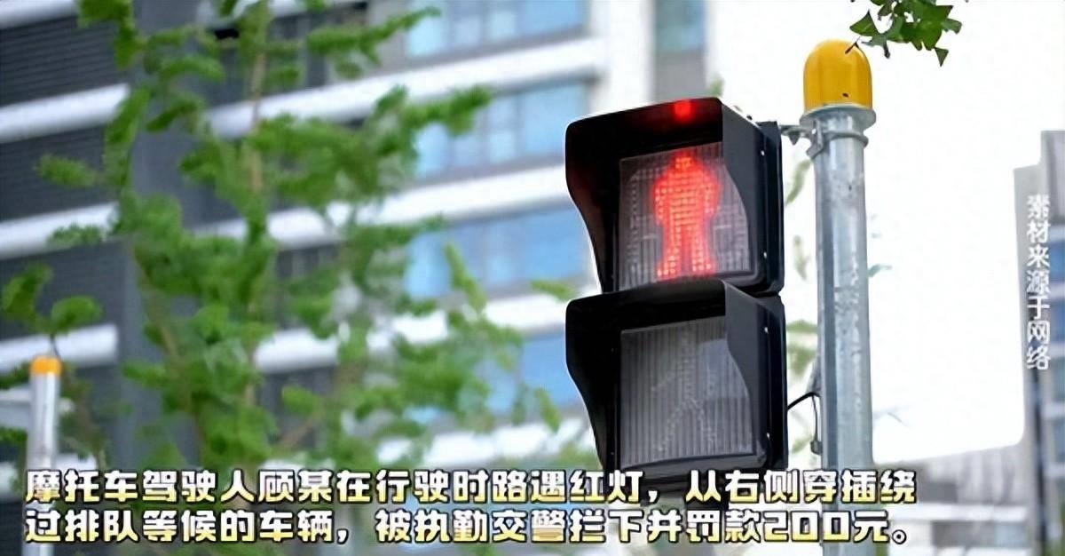 *情纵**飞驰！摩托车闯红灯飞跃！交警惊讶傻眼！法庭大战即将上演！