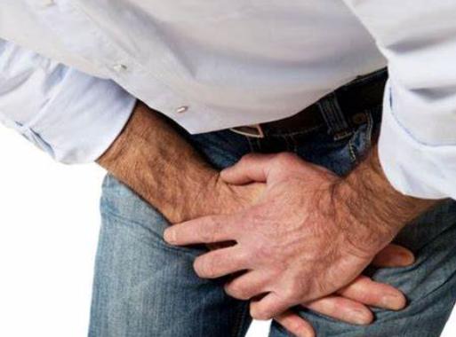 大腿根部潮潮的特别臭怎么治,男性大腿沟潮湿有异味怎么回事