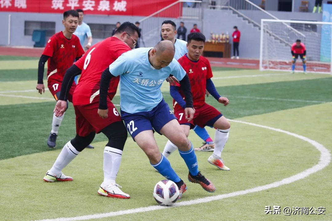 瞧瞧～警察队伍里的“足球小子”！