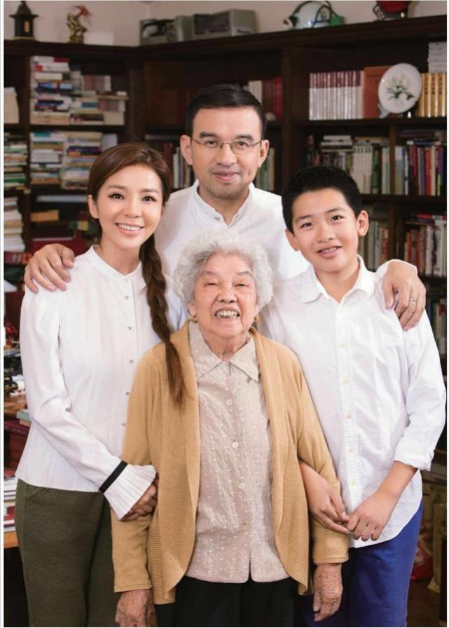 朱迅一家三口照顾瘫痪公公,朱迅和丈夫吃饭