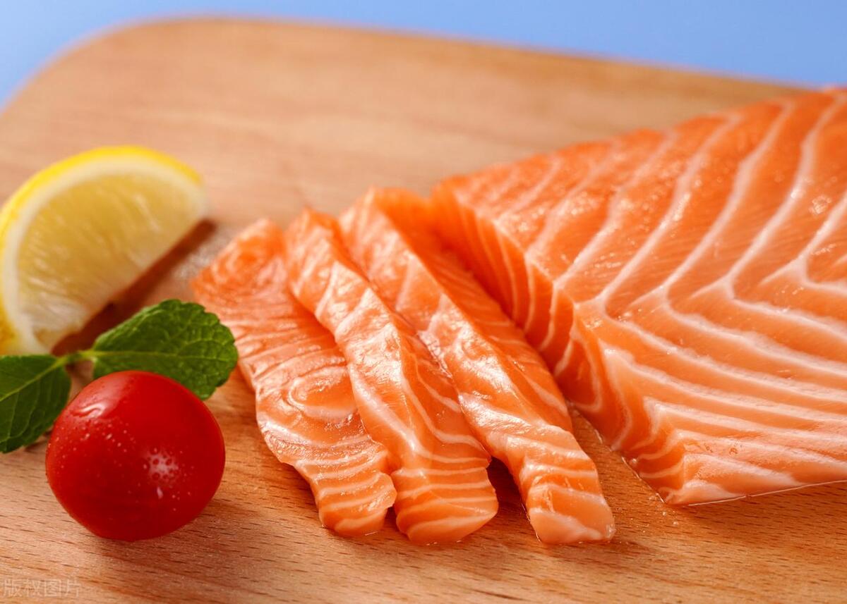 怎么区分国产和进口三文鱼,如何区分三文鱼和虹鳟鱼肉