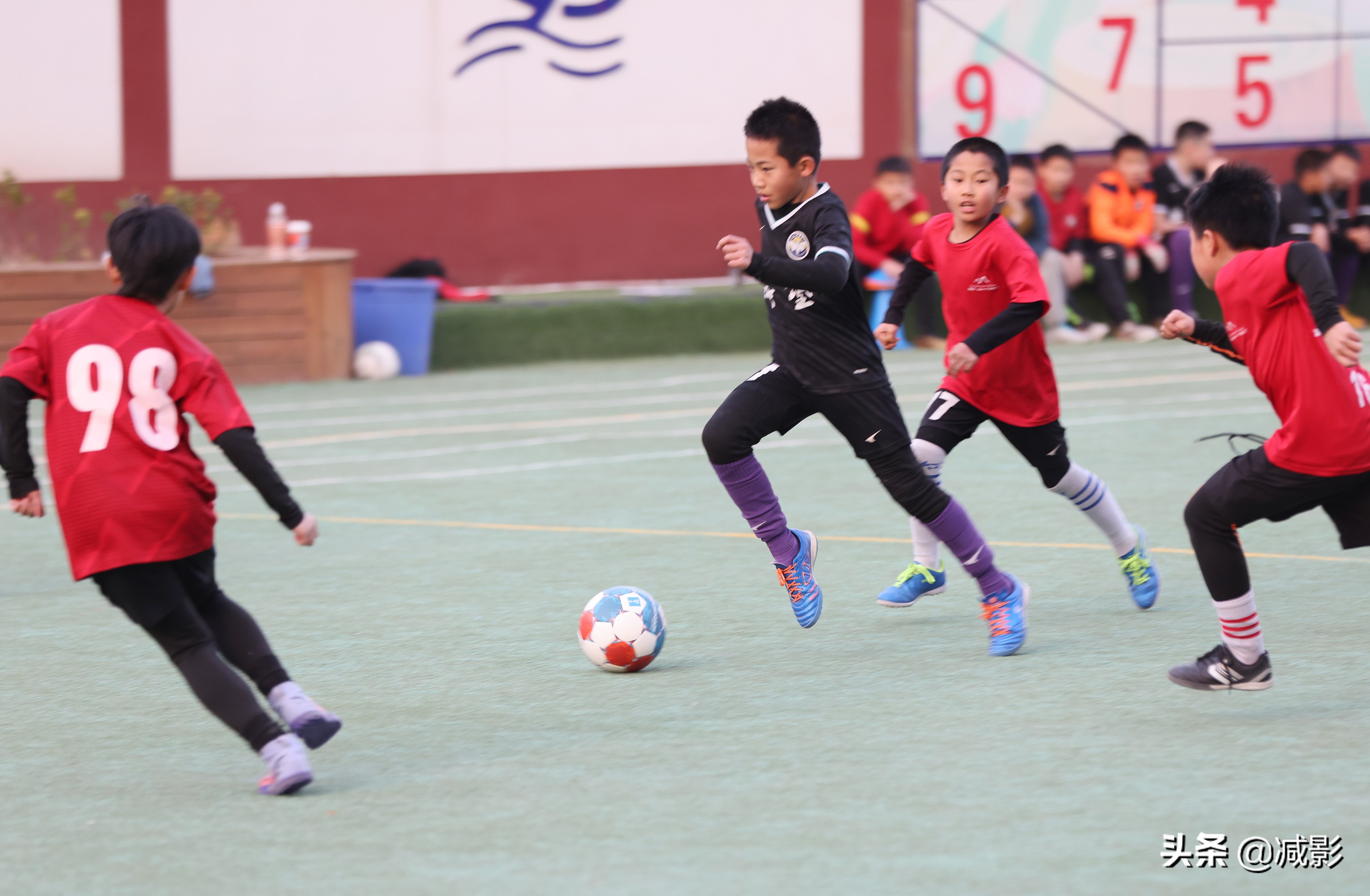 校园里的足球小将,足球场上的小小少年