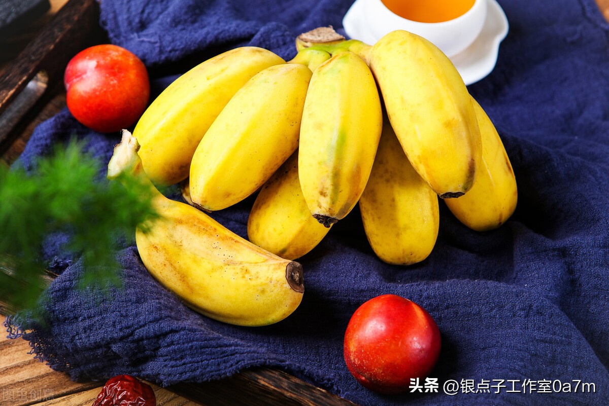 成熟的香蕉为什么第二天就变黑了,香蕉表皮变黑有黑点吃了会怎么样