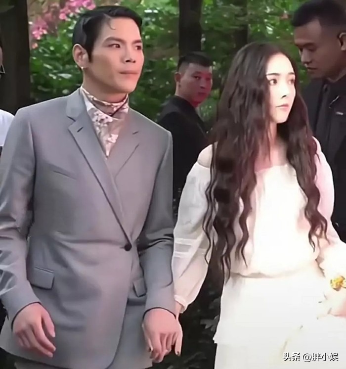 向佐郭碧婷最新消息和照片,向佐郭碧婷甜蜜依偎肤色差距明显