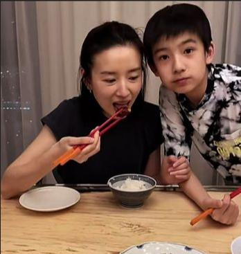 父女之间亲嘴的危害,父女亲脸拥抱违法吗