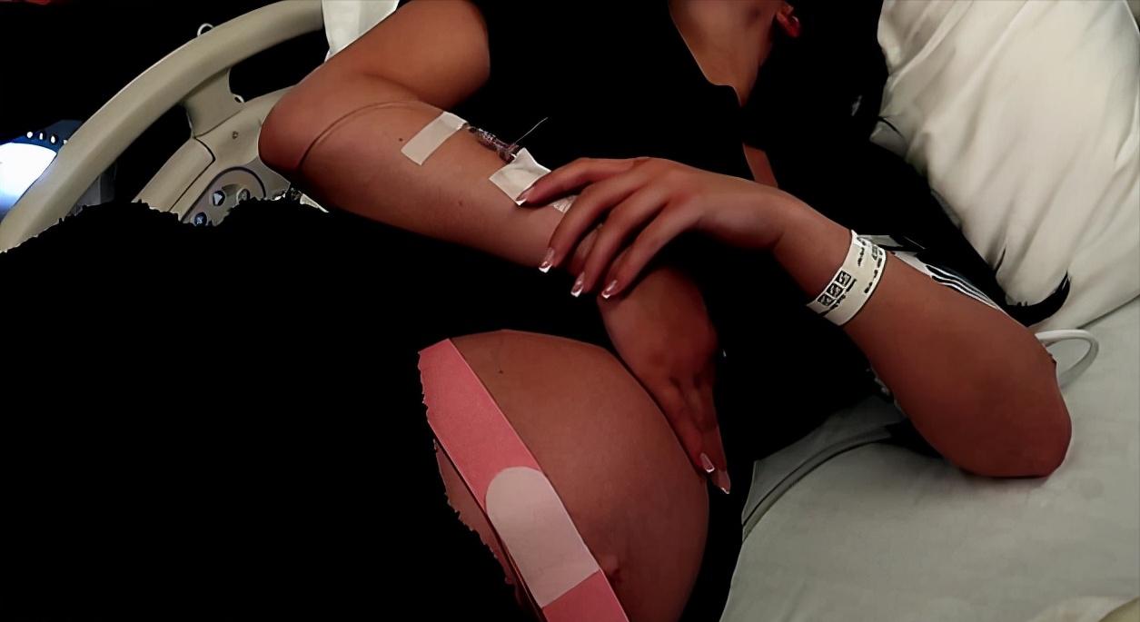 金小妹二胎产后首次晒黑人男友！抚摸孕肚好暖，分娩过程首曝光