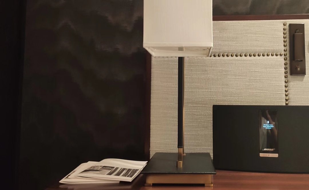 宾馆酒店房间都标配的音箱,顶级酒店房间里的音响