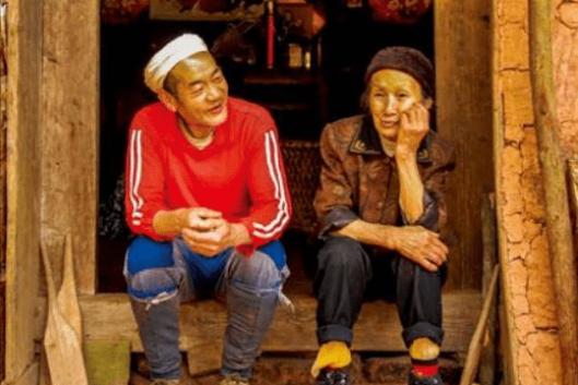 那个带着妻子隐居山林，徒手凿出爱情天梯的男人，已经去世15年了