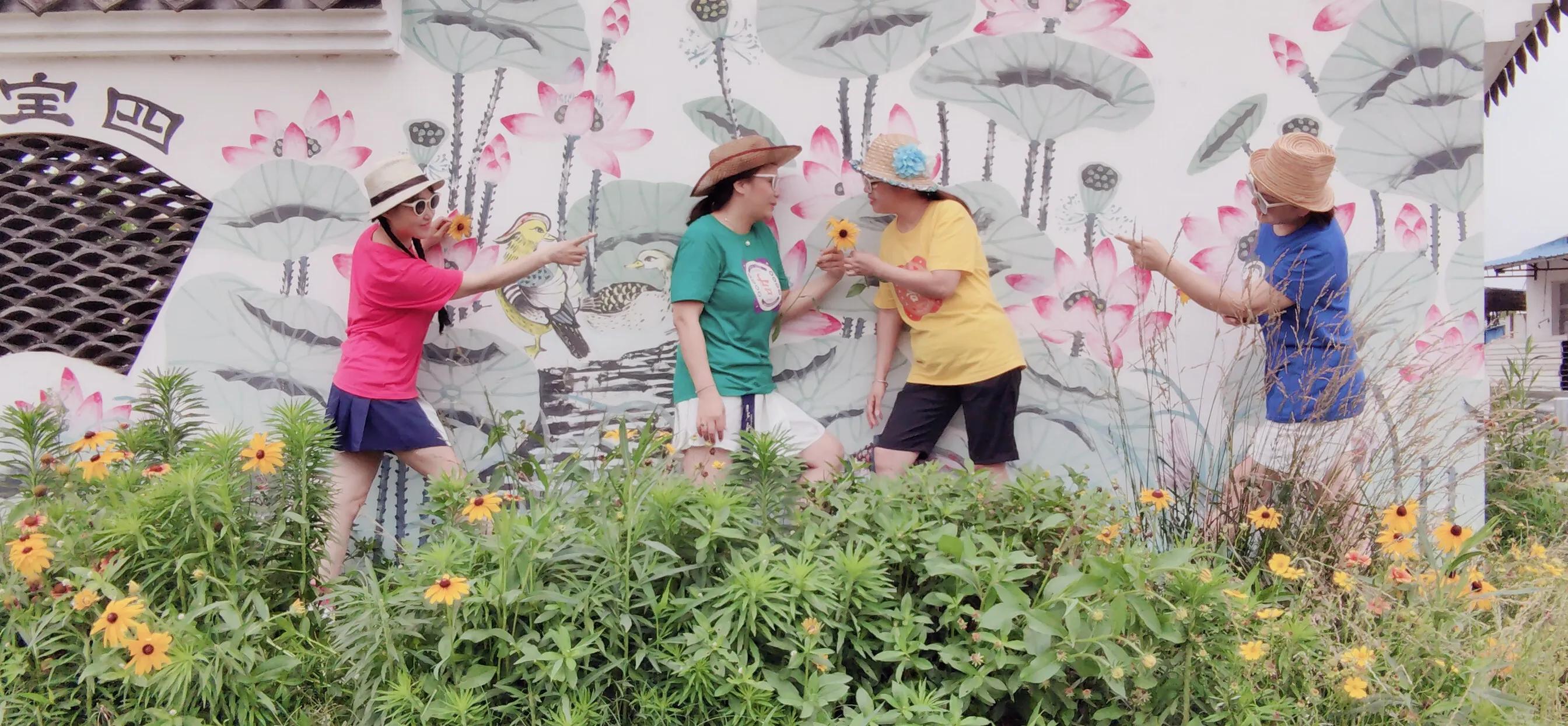 穿上闺蜜装的四个七零后，嫁到东南西北也断不了的姐妹情