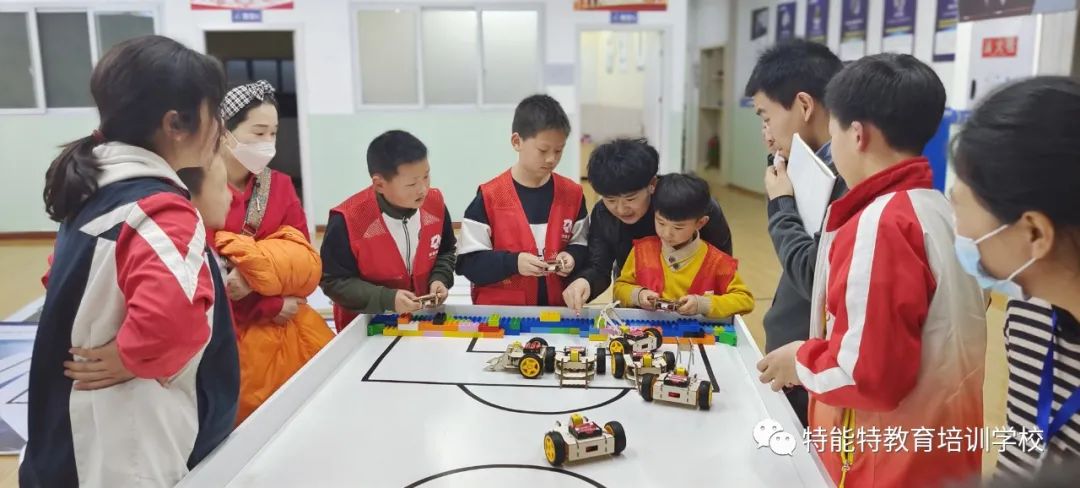 巴*特中**能特教育举行少儿机器人足球大赛