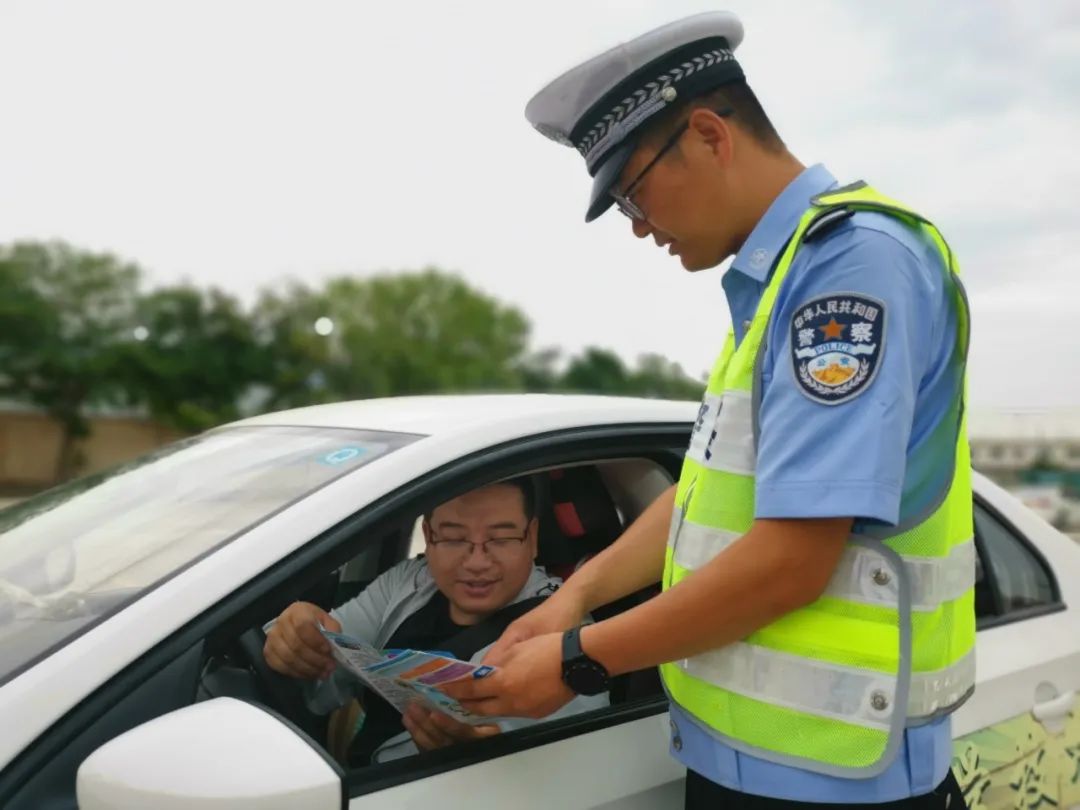 交警到驾校开展交通安全宣传活动,交警暑假交通安全宣传