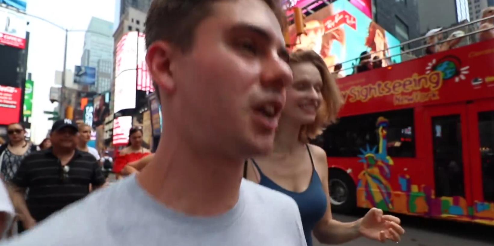 在美国街头第一次吃中国辣条,美国小伙第一次吃中国辣条