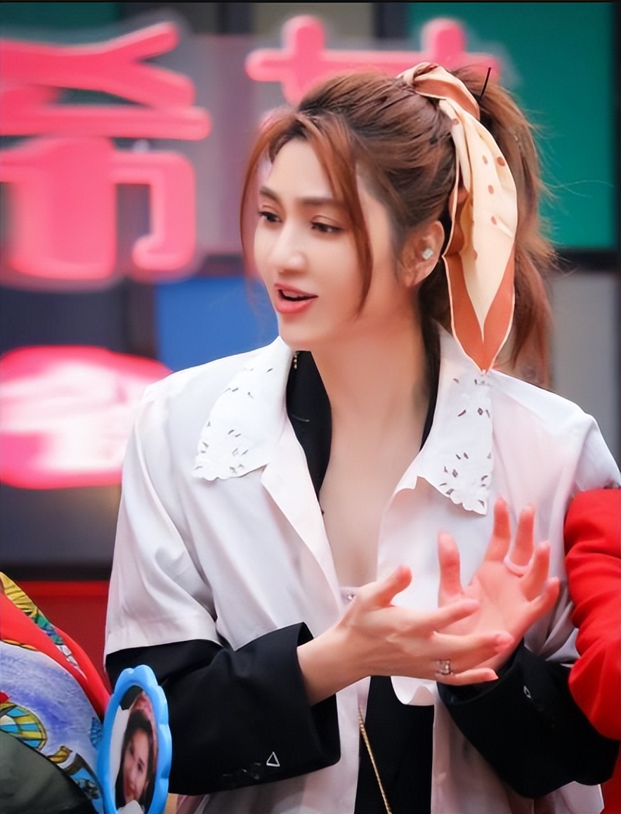 张丹峰洪欣风波后首次合体亮相,张丹峰怀柔拍戏