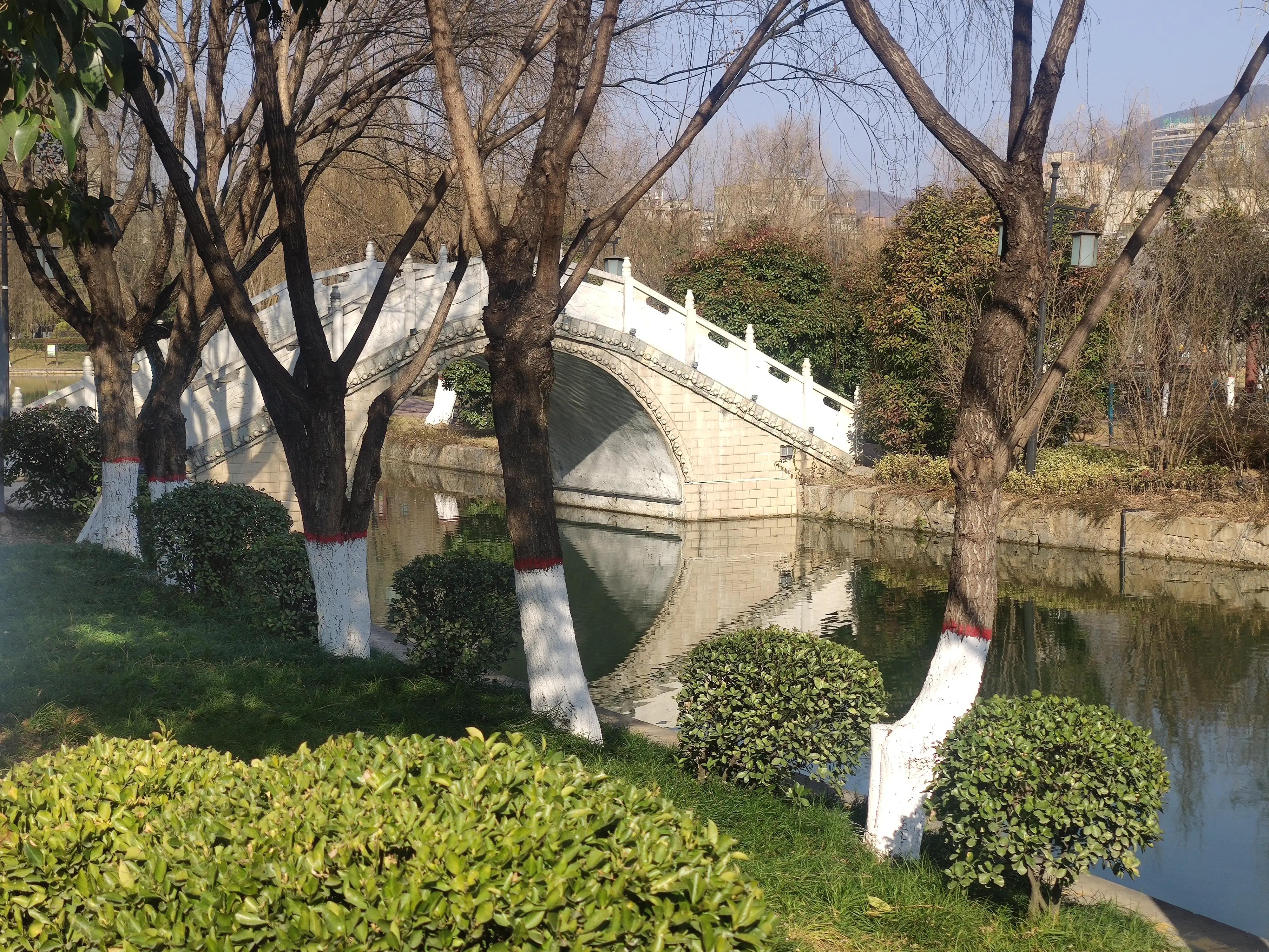 山色空蒙雨亦奇,水光潋滟晴方好山色空蒙的意思