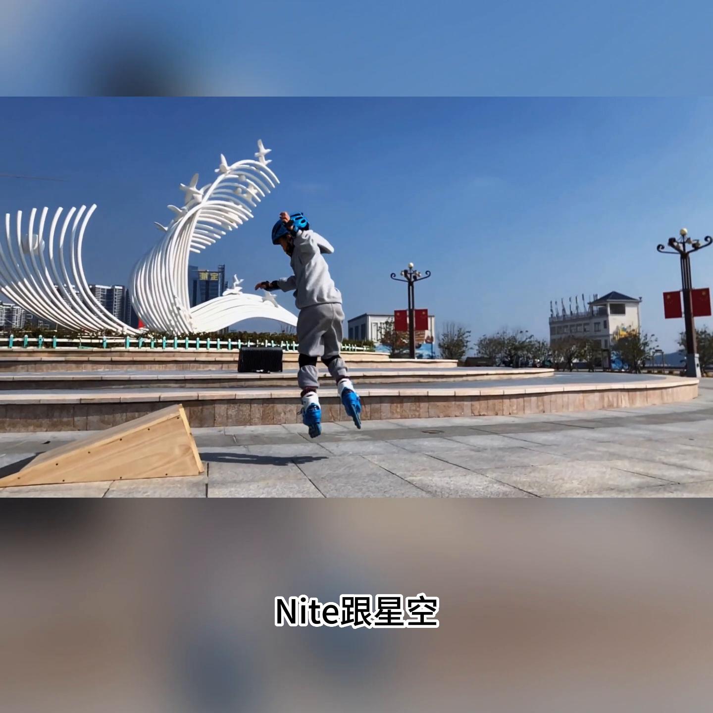 八岁的大洋洋来推荐一款儿童轮滑鞋,大洋洋也算个轮滑小高...