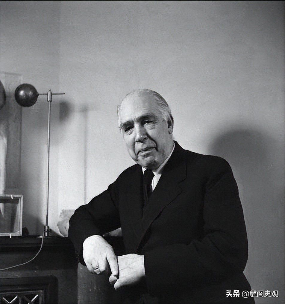 量子力学奠基人玻尔的历史地位,物理大神玻尔和爱因斯坦