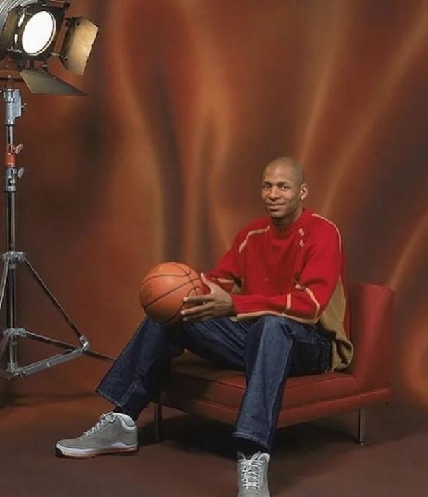 卑鄙龌龊老照片：*楼青**女子妖娆多姿，妇女露胸喂奶被孩子撕扯衣服